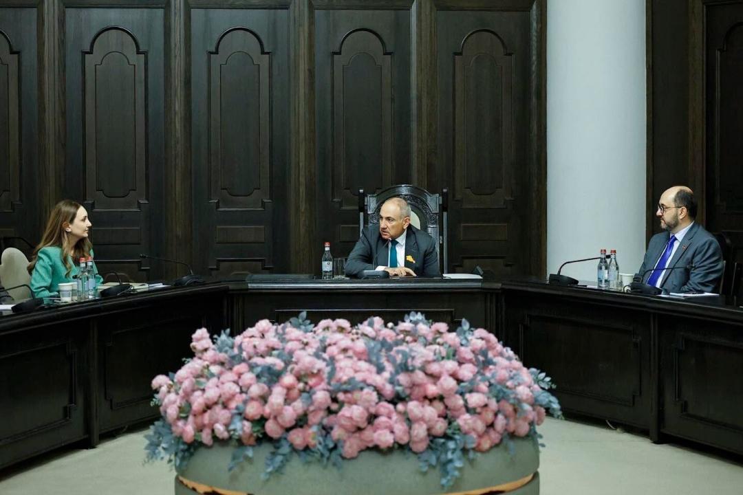 Пашинян представил Аппарату новоназначенного руководителя Лилит Макунц