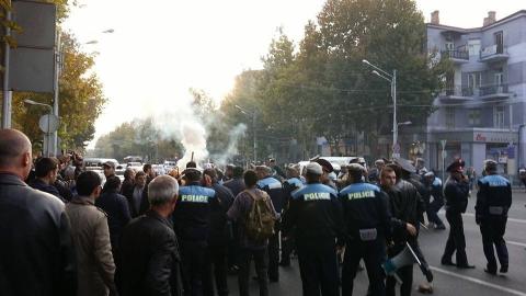 Five policemen get injuries in clashes of Liberty Square
