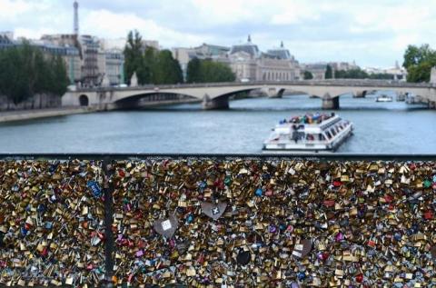 Paris bridge collapsed under weight of “love locks”