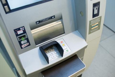 Шесть мужчин пытались похитить банкомат в Москве при помощи лома и кувалды