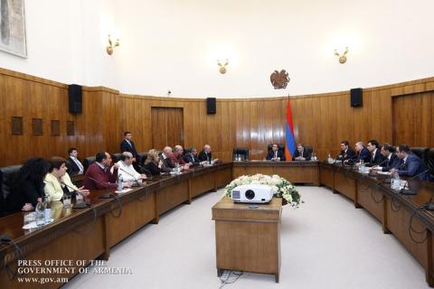 Hovik Abrahamyan receives representatives of economic entities doing business at fairs