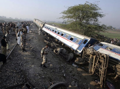 10 dead, over 100 injured as train derails in India