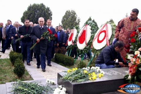 «Բարձր արժանապատվության օրինակ». Եռաբլուրում հարգեցին Աշոտ Նավասարդյանի հիշատակը