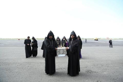 Aram I arrives in Armenia bringing relics of Armenian Genocide victims