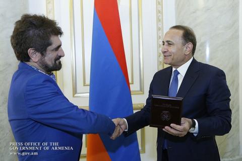 ՀՀ վարչապետը պարգևատրել է երգիչ Հարություն Փամբուկչյանին