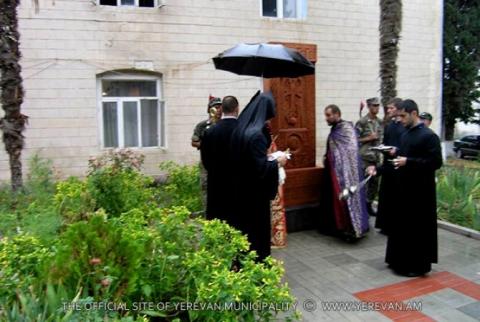 В Мартакерте открыли посвященный 100-летию Геноцида армян хачкар