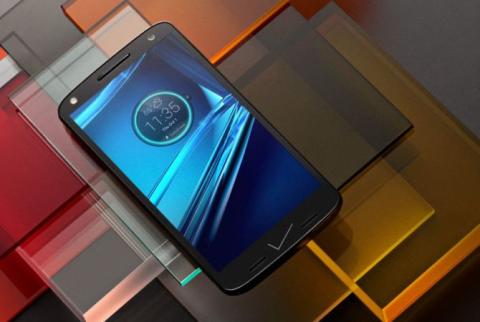 Motorola представила смартфон с "небьющимся" экраном
