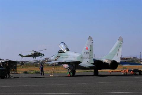 Летчики армейской авиации российской авиационной военной базы Эребуни проводят учения