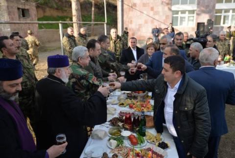 رئيس الجمهورية والقائد العام للجيش والقوات المسلحة الأرمينية سيرج سركيسيان مع قداسة كاثوليكوس عموم الأرمن كاريكين الثاني يزور بعض مواقع الجيش بمناسبة السنة الجديدة -صور-