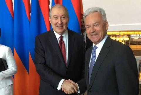 Ալան Դունկանը մասնակցել է Սարգսյանի երդմնակալությանը և սեղմել նրա ձեռքը