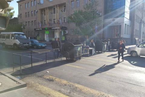 No more patience for Yerevan drivers as citizen scuffles with protesters for barricading intersection