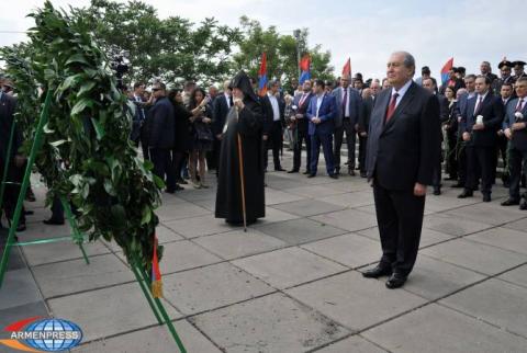 Նախագահ Արմեն Սարգսյանը ծաղիկներ խոնարհեց Անհայտ զինվորի հուշարձանին