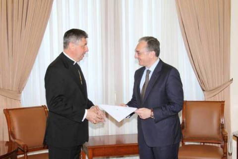 Սուրբ Աթոռի առաքելական նվիրակը հավատարմագրերի պատճենը հանձնեց ՀՀ ԱԳ նախարարին