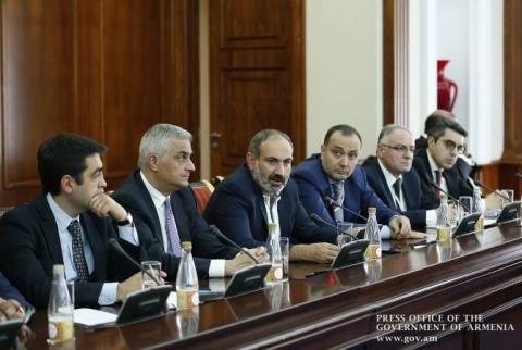 Եկեք փորձենք գումարները ներդնել այնպես, որ դրանք ստեղծեն ավելացված արժեք. վարչապետը Սանկտ Պետերբուրգում հանդիպել է հայազգի գործարարների հետ