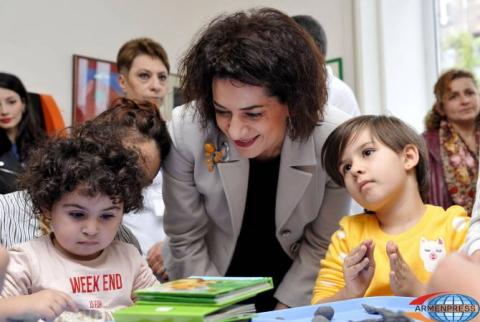 «Մուրացան» համալսարանական հիվանդանոցում բուժվող երեխաների նկարների ցուցահանդեսին ներկա է եղել Աննա Հակոբյանը