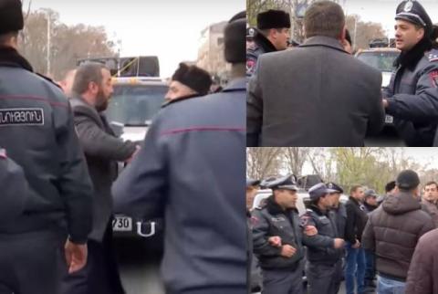 Столкновения между гражданами и требующими отставки Католикоса в Эчмиадзине — двое задержаны