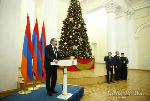 أثبتت الأشهر ال8 الماضية أن لدينا الإرادة والتماسك والقوة والدعم لحل القضايا، 2019 سيكون أيضاً عاماً من الانتصارات- رئيس الوزراء نيكول باشينيان بالحفل الرسمي لممثلي نظام إدارة الدولة-