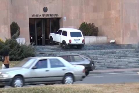ՀՀ ոստիկանությունը հետաքննում է Երևանի քաղաքապետարանի մուտքի մոտ մարտի 8-ին տեղի ունեցած դեպքը