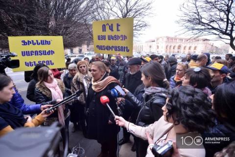 Сотрудники компаний, производящих газированные напитки, проводят акцию протеста у здания правительства