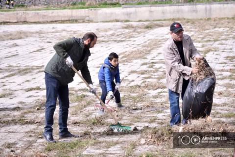 Speaker, lawmakers plant trees, clean parks during community service day