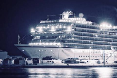 Пассажиры круизного лайнера Viking Sky сняли видео судна, терпящего бедствие
