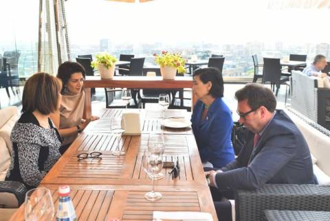 Աննա Հակոբյանը հանդիպել է ԱՄՆ Կոնգրեսականներ Ջեքի Սփիըրին և Ջուդի Չուին