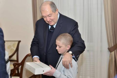 رئيس الجمهورية أرمين سركيسيان يستضيف الطفل روميك وأسرة أرشاكيانز في القصر الرئاسي الأرميني