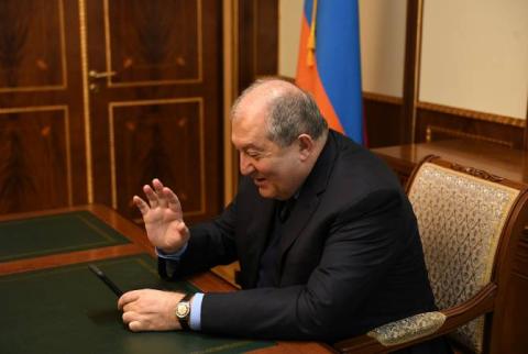 الرئيس أرمين سركسيان يتحدث شخصياً مع الطفل روميك-المصاب بالسرطان-ويهنّئه بعيد ميلاده ويرسل له هدية