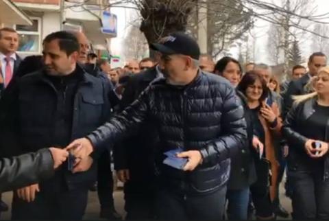 Pashinyan distributes YES campaign booklets in Lori province