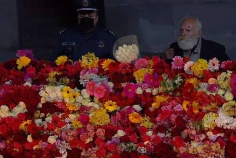 الشرطة تصاحب المواطن أرتوش ميرزويان-82 عاماً-لتسيتسيرناكابيرد لتكريم شهداء الإبادة الأرمنية رغم..