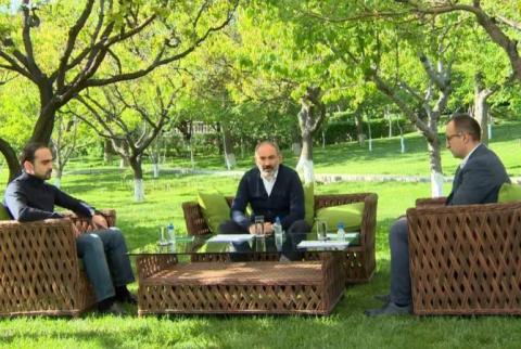 رئيس الوزراء نيكول باشينيان يبحث مع المسؤول عن حالة الطوارئ ووزير الصحة استراتيجية مكافحة COVID-19