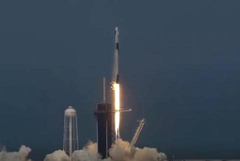 Космический корабль Crew Dragon с экипажем из 2 человек запущен на Международную космическую станцию