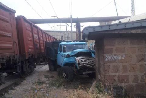 На отрезке Нурнус-Чаренцаван грузовик врезался в поезд