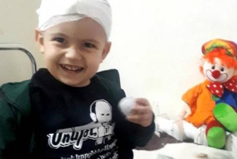 Раненому в Арцахе в результате артобстрела ВС Азербайджана 2-летнему Арцвику уже лучше
