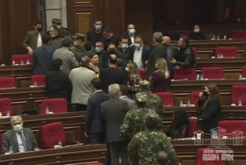 Ալեն Սիմոնյանն անվտանգության աշխատակիցներին հրավիրեց ԱԺ նիստերի դահլիճ` կանխելու պատգամավորների վեճը