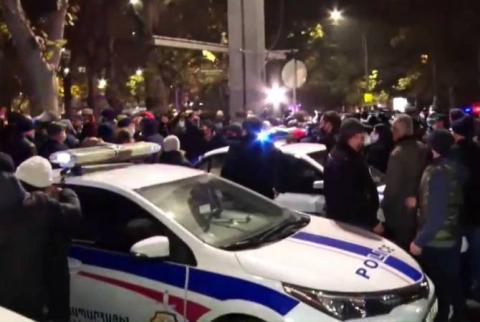 Группа граждан на центральных улицах Еревана проводит акцию протеста