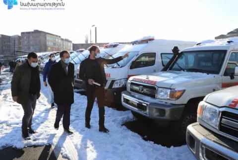В Ожоговом центре Арсен Торосян ознакомился с оснащением новых машин скорой помощи