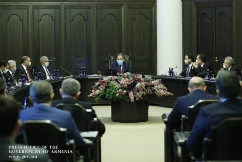Премьер-министр пожелал членам правительства успехов в деле вывода страны из кризисной ситуации