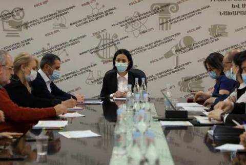 Ժաննա Անդրեասյանը հանդիպել է ոչ պետական դպրոցների և մանկապարտեզների ներկայացուցիչների հետ