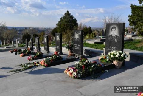 القيادة السياسية لأرمينيا تكرّم ذكرى شهداء حرب 2 أبريل في يرابيلور-المقبرة العسكرية-