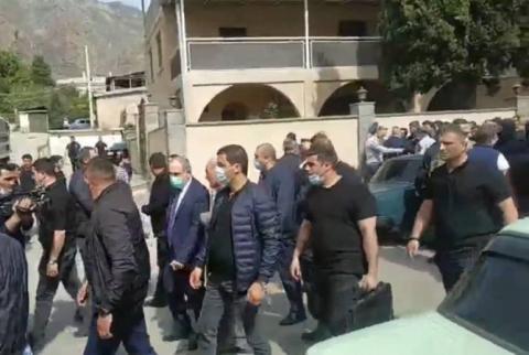 Փաշինյանը ներողություն խնդրեց Ագարակում քաղաքացիների մի խմբի պահվածքի համար