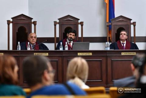 Заседание КС продлено еще на 1,5 часа