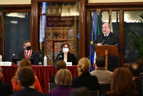 Արմեն Սարգսյանը ներկայացրել է քվանտային աշխարհի մասին իր նոր գրքի հիմնական թեզերը