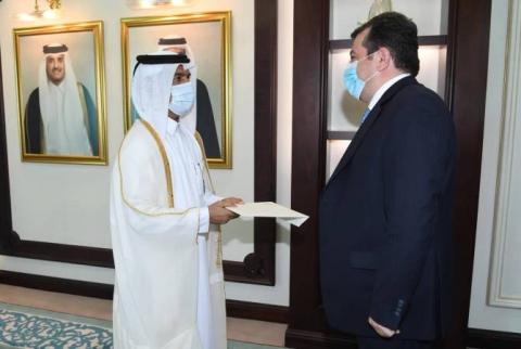 سفير أرمينيا الجديد بقطر أرمين سركيسيان يقدّم نسخة من أوراق اعتماده إلى أمين عام وزارة الخارجية القطري أحمد حسن الحمادي