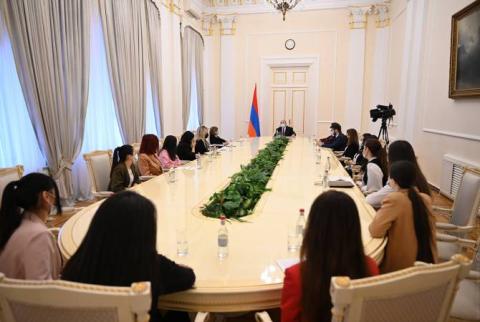 Le Président Sarkissian rencontre un groupe de futurs journalists