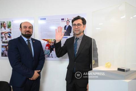 Artem Pataputián donó su medalla de premio Nobel al museo de historia de Armenia