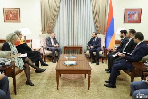 Mirzoyan y Klaar discutieron el desarrollo del tratado de paz y la solución del conflicto de Nagorno-Karabaj