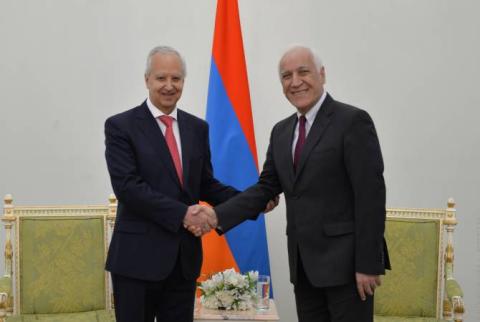 El nuevo embajador de Chile en Armenia, Eduardo Escobar, presentó cartas credenciales al presidente Jachaturián