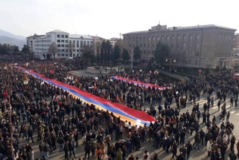Всенародный митинг в Степанакерте начался молитвой и напутствием главы Арцахской епархии ААЦ
