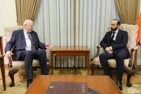 Mirzoián y Kasprzyk abordaron la situación humanitaria en Nagorno-Karabaj